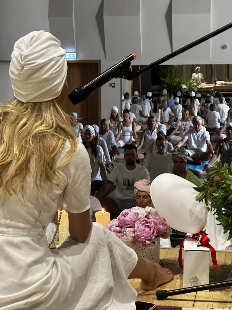 OLITAS SUPES RETRĪTI KLĀTIENĒ: Dievu zeme Grieķija, Kundalini pasākums Tīnūžos, Bagātā Dubaija galerijas attēls 7
