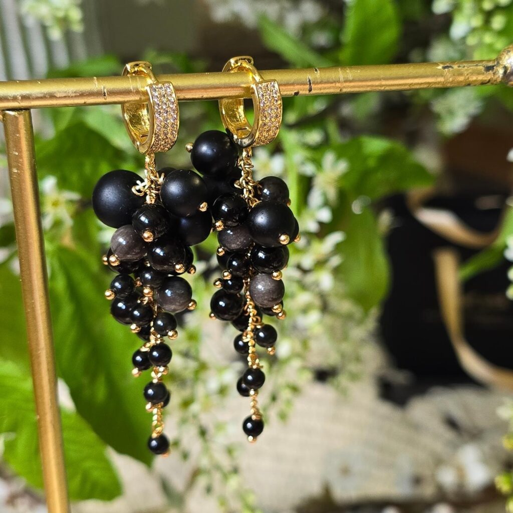 Upeņu ķekariņi (Obsidiāns)