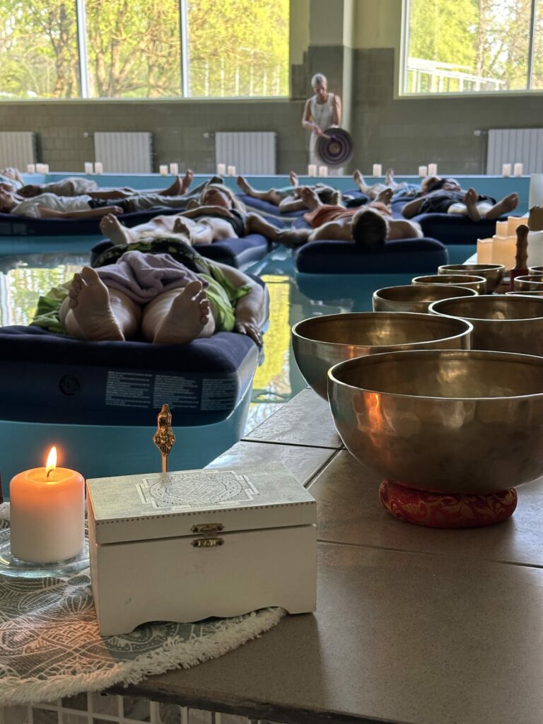 KRISTĪNE HAFNERE/SKAŅU CEĻOJUMI UZ ŪDENS UN TELPĀS/KAKAO CEREMONIJA/PRAKSE-STĀVĒŠANA UZ NAGLĀM galerijas attēls 9