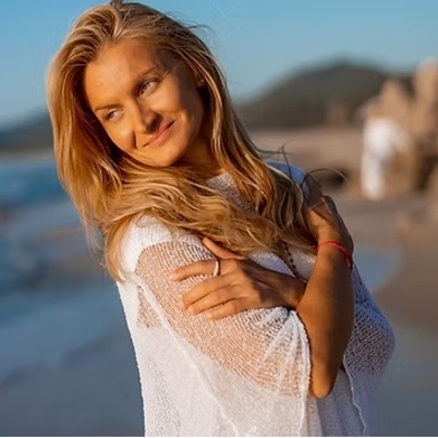 OLITAS SUPES RETRĪTI KLĀTIENĒ: Sardīnija, Kundalini pasākums Tīnūžos, Bagātā Dubaija