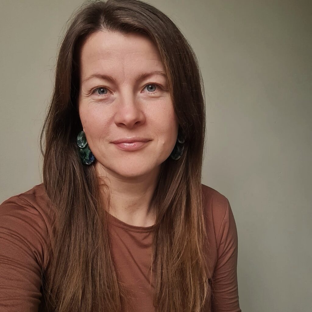 MĀRA PURVIŅA @marasbize : Somatiska prakse NEIROCEĻOJUMS (sensory play kustība + apzināts pieskāriens + emocionālā inteliģence + nevardarbīga komunikācija)