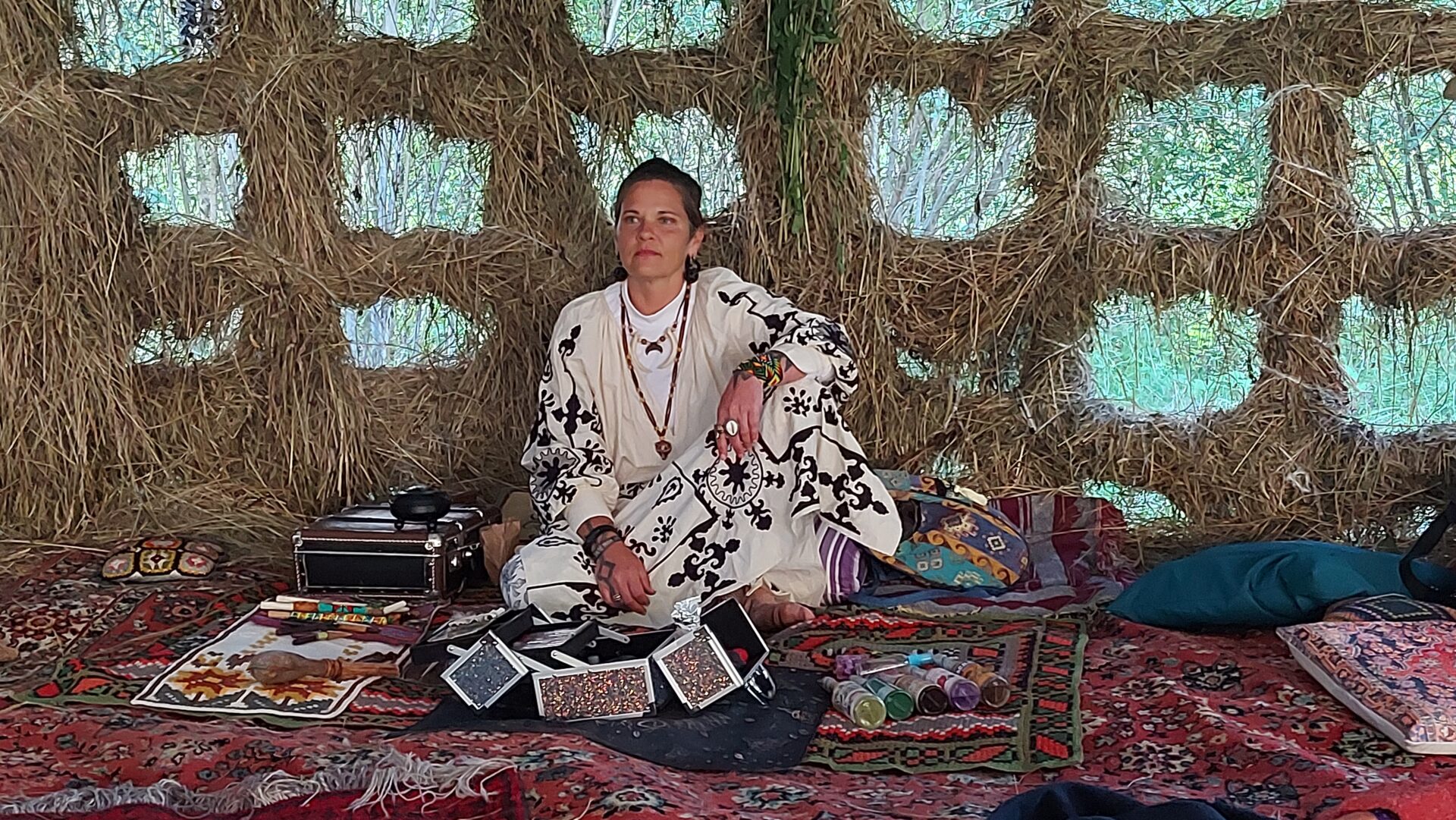 AMAZONES AUGU CEREMONIJAS galerijas attēls