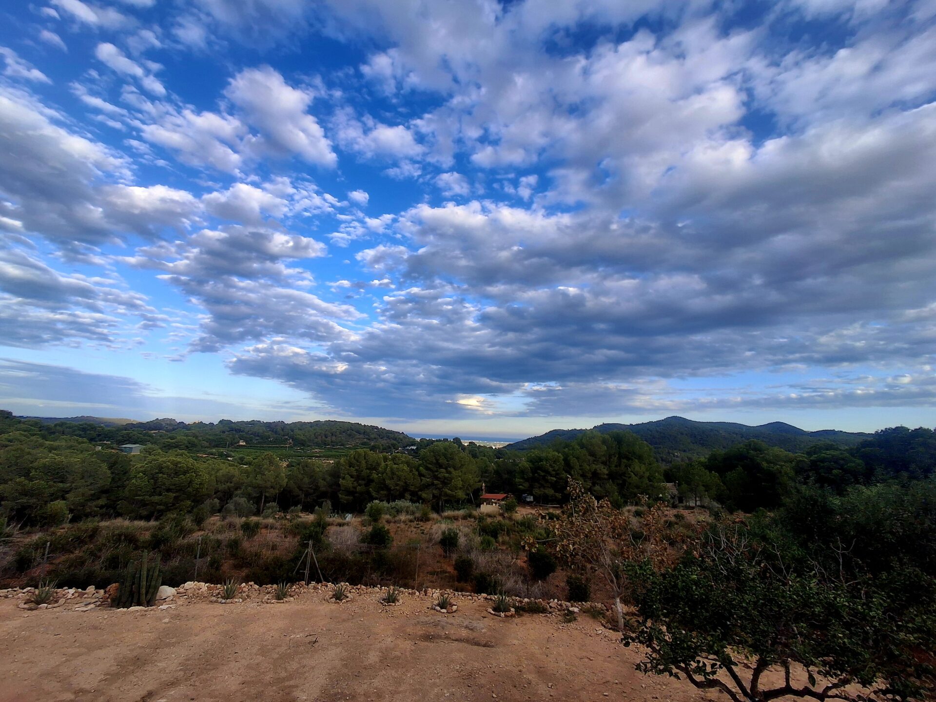 WICHAMPI OYATE - ZVAIGŽŅU ZEME SPĀNIJĀ galerijas attēls