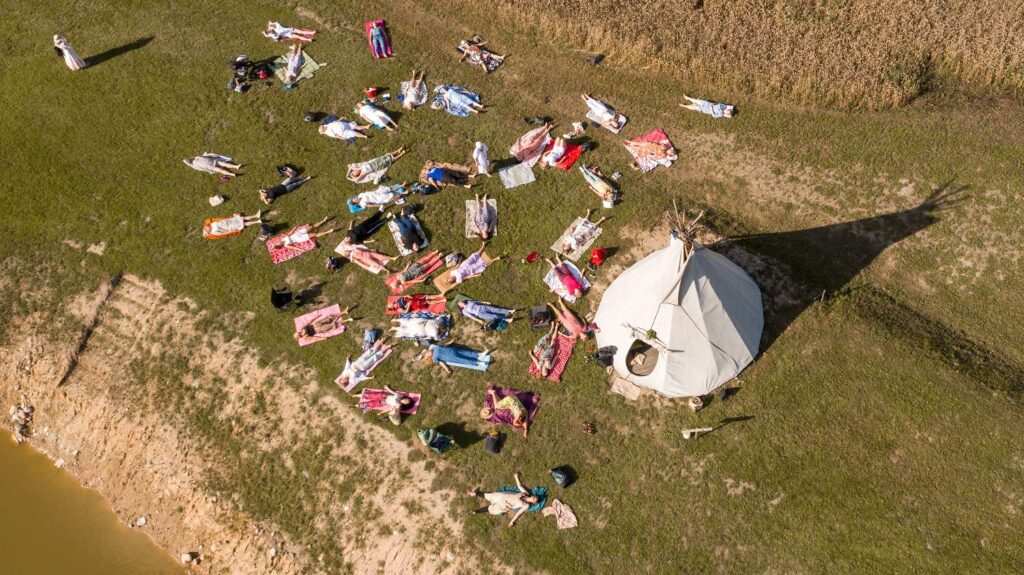 Nomadic Homes tipi teltis/ Vigvami/ Tipi Village - vieta retrītiem galerijas attēls 9