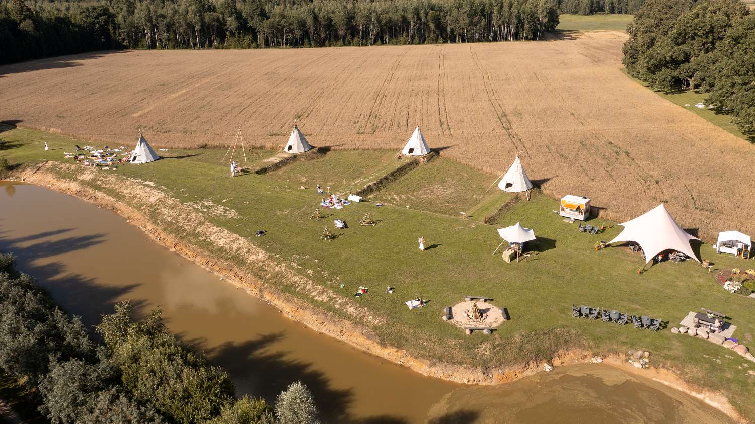 Nomadic Homes tipi teltis/ Vigvami/ Tipi Village - vieta retrītiem galerijas attēls