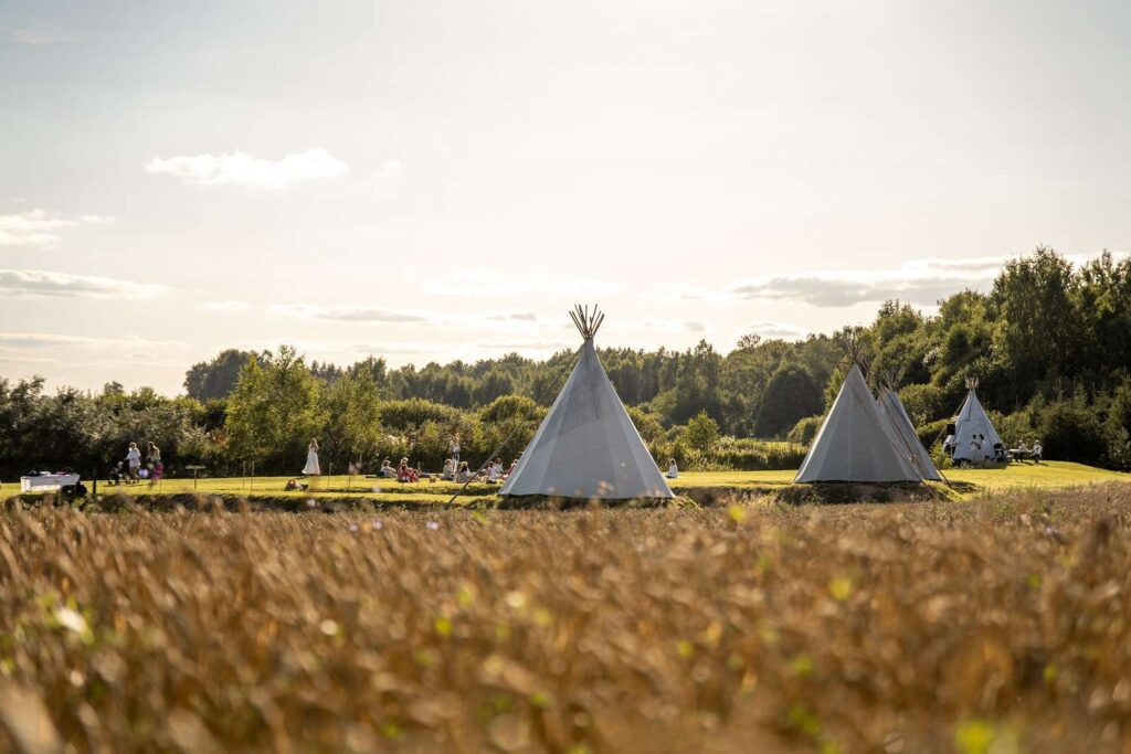 Nomadic Homes tipi teltis/ Vigvami/ Tipi Village - vieta retrītiem galerijas attēls 10