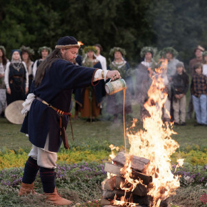 Baltu Apcirknis / Latviskās dzīvesziņas kursi un nodarbības / Latvisko rituālu vadītāju skola